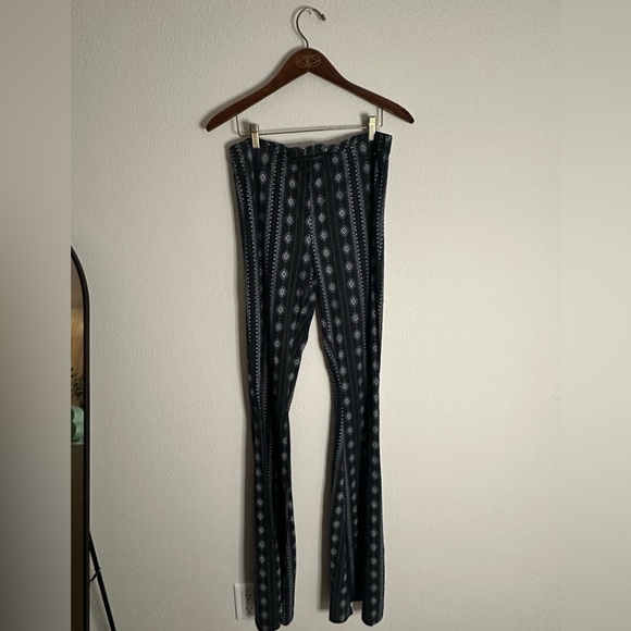 Brandy Melville Patterned Flare Pants legging stretch material - Picture 2 of 3